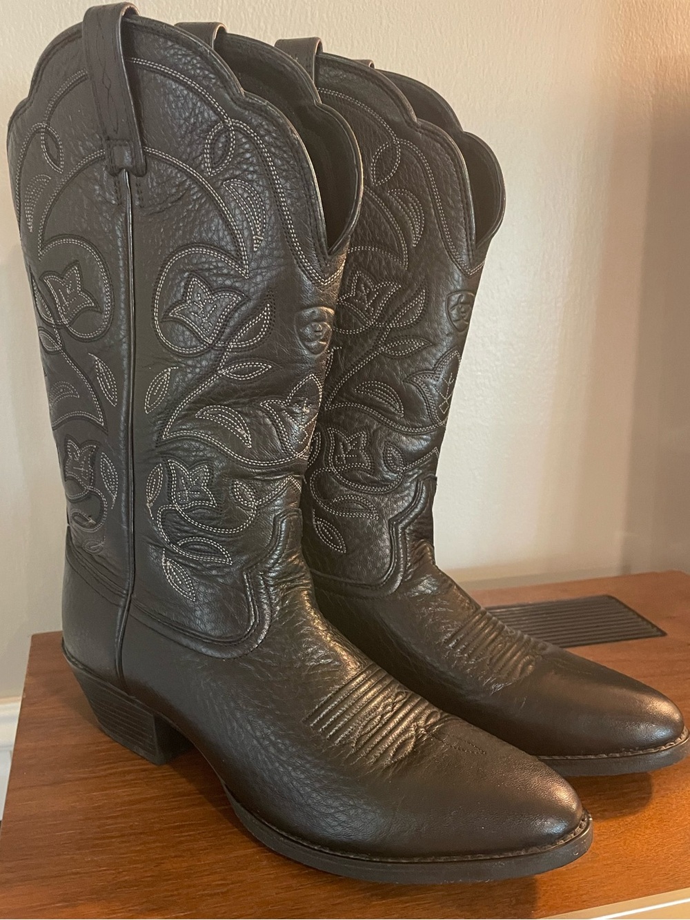 Ariat Women’s Heritage Western Cowgirl R-Toe Black Leather Boots